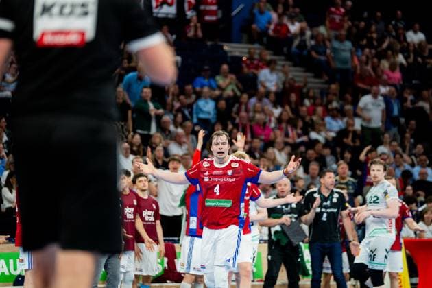 Andreas Magaard stands on the pitch with his arms outstretched, while the ball is visible at the top of the picture In the background are players from both teams and spectators in the packed Barclays Arena Handball Sport Verein Hamburg vs Frisch Auf Göppingen Copyright: xPhilippHeistx