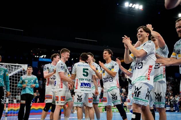 Oskar Neudeck and his teammates from Frisch Auf Göppingen cheer after a successful match scene in the Barclays Arena The players in white jerseys show intense emotions during the Bundesliga match against HSV Hamburg Handball Sport Verein Hamburg vs Frisch Auf Göppingen Copyright: xPhilippHeistx
