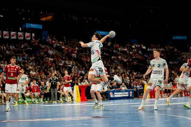 Oskar Neudeck of Frisch Auf Göppingen jumps for the goal throw in the Barclays Arena and holds the ball above his head Nicolaj Jörgensen of HSV Hamburg and other players watch the action on the pitch Handball Sport Verein Hamburg vs Frisch Auf Göppingen Copyright: xPhilippHeistx