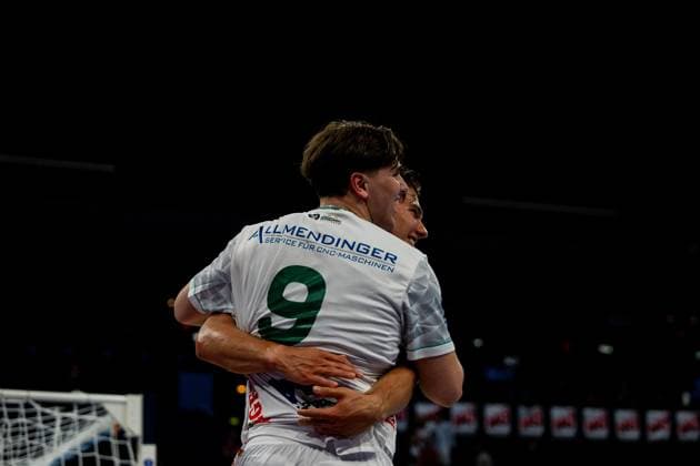 A Frisch Auf Göppingen player in a white jersey with the number 9 during a match action in the Barclays Arena The pitch and the goal system can be seen in the background Handball Sport Verein Hamburg vs Frisch Auf Göppingen Copyright: xPhilippHeistx