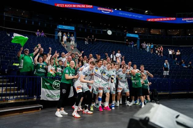 Frisch Auf Göppingen players in white jerseys celebrate with fans in the Barclays Arena after the Bundesliga match against HSV Hamburg The team poses in front of the spectators on the pitch Handball Sport Verein Hamburg vs Frisch Auf Göppingen Copyright: xPhilippHeistx