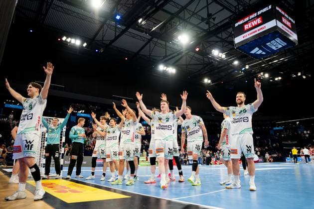 The Frisch Auf Göppingen team celebrates after the game in the Barclays Arena Oskar Neudeck and his teammates raise their arms high and cheer the victory in front of the spectators Handball Sport Verein Hamburg vs Frisch Auf Göppingen Copyright: xPhilippHeistx