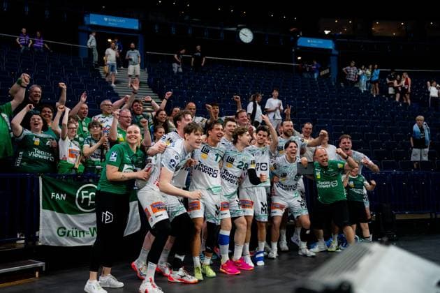Frisch Auf Göppingen players in white jerseys celebrate together with fans and supporters in the Barclays Arena The team and supporters celebrate the success after the match against HSV Hamburg Handball Sport Verein Hamburg vs Frisch Auf Göppingen Copyright: xPhilippHeistx
