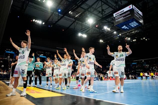The players of Frisch Auf Göppingen cheer after the final whistle on the pitch of the Barclays Arena The team in white jerseys presents itself to the audience with raised arms Handball Sport Verein Hamburg vs Frisch Auf Göppingen Copyright: xPhilippHeistx