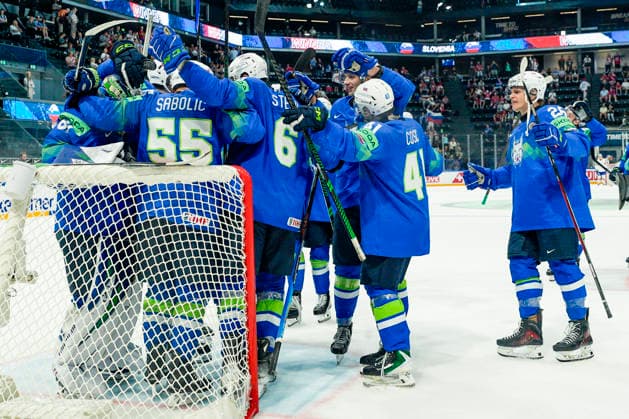 FRIBOURG, SWITZERLAND - MAY 25: Slovenia celebrates victory and saves his spot in Top Division during the 2026 IIHF Ice hockey, Eishockey World Championship, WM, Weltmeisterschaft Switzerland game between Slovenia and Italy at BCF Arena on May 25, 2026 in Fribourg, Fribourg. Fribourg BCF Arena Fribourg Switzerland *** FRIBOURG, SWITZERLAND MAY 25 Slovenia celebrates victory and saves his spot in Top Division during the 2026 IIHF Ice Hockey World Championship Switzerland game between Slovenia and Italy at BCF Arena on May 25, 2026 in Fribourg, Fribourg Fribourg BCF Arena Fribourg Switzerland Copyright: xJustPictures.ch JarixPestelaccix jp-en-EuSpIm-JP6_JAR_Slovenia_Italy_25May2026_00123
