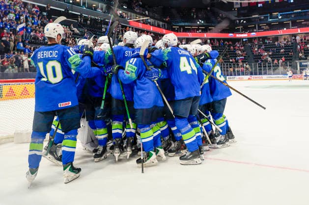 FRIBOURG, SWITZERLAND MAY 25 Slovenia celebrates victory and saves his spot in Top Division during the 2026 IIHF Ice Hockey World Championship Switzerland game between Slovenia and Italy at BCF Arena on May 25, 2026 in Fribourg, Fribourg Fribourg BCF Arena Fribourg Switzerland Copyright: xJustPictures.ch JarixPestelaccix jp-en-EuSpIm-JP6_JAR_Slovenia_Italy_25May2026_00125