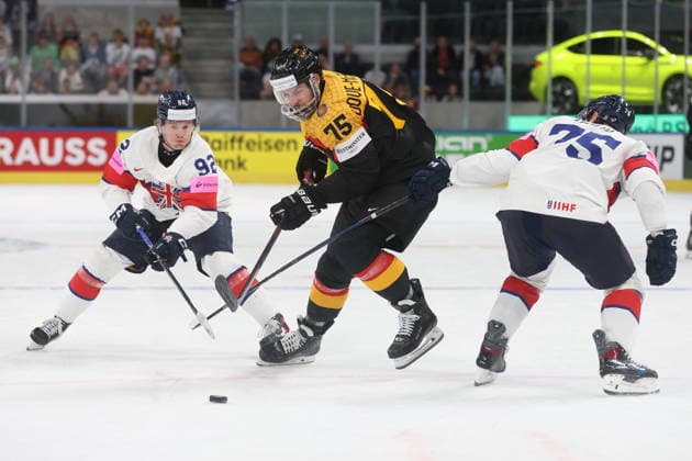 25 05 2026 Swiss Life Arena Zurich , SWITZERLAND, Mens Ice Hockey IIHF World Championship Zurich 2026 Group A GER GBR Samuel Dove McFalls center,GER against Josh Waller left and Robert Dowd GBR