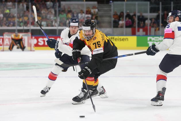 25 05 2026 Swiss Life Arena Zurich , SWITZERLAND, Mens Ice Hockey IIHF World Championship Zurich 2026 Group A GER GBR Samuel Dove McFalls center,GER against Josh Waller left and Robert Dowd GBR
