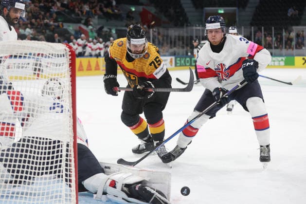 25 05 2026 Swiss Life Arena Zurich , SWITZERLAND, Mens Ice Hockey IIHF World Championship Zurich 2026 Group A GER GBR Samuel Dove McFalls left, GER against Liam Steele right in front of goalkeeper Ben Bowns GBR