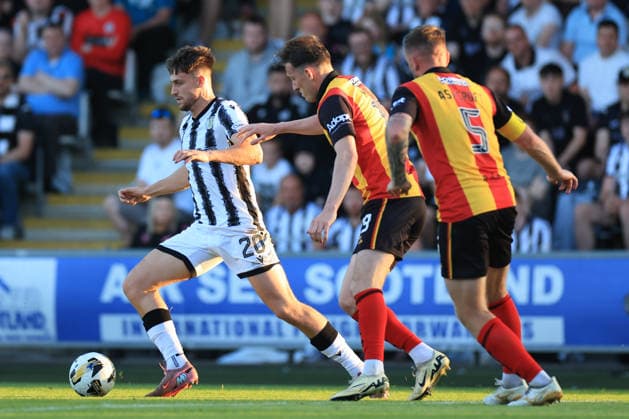 St Mirren v Partick Thistle William Hill Championship Jake Young of St Mirren shields the ball from Luke McBeth of Partick Thistle and Lee Ashcroft of Partick Thistle (right) during the William Hill Premiership Play-off Final Second Leg between St Mirren and Partick Thistle at the SMISA Stadium, Paisley 25 05 2026 UK Newspapers OUT Copyright: xFredxPalmerx FIL-23474-0176