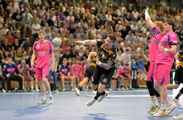 25 05 2026, Dresdens Oliver Seidler throws unchallenged, Dormagens Florian Boehnert on the left, Handball, 2 Bundesliga, HC ELbflorenz Dresden TSV Bayer Dormagen, c Dresden