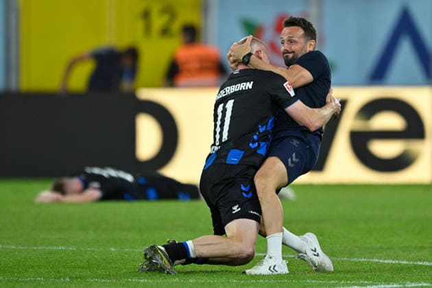Paderborn, Home Deluxe Arena, 25 05 26, GER, Herren, Relegation, Saison 2025 2026, SC Paderborn 07 VfL Wolfsburg Bild Schlussjubel, Emotion, Freude bei v li Sven MICHEL Paderborn und Trainer Ralf KETTEMANN Paderborn nach dem Aufstieg DFL regulations prohibit any use of photographs as image sequences and or quasi video NRW Deutschland