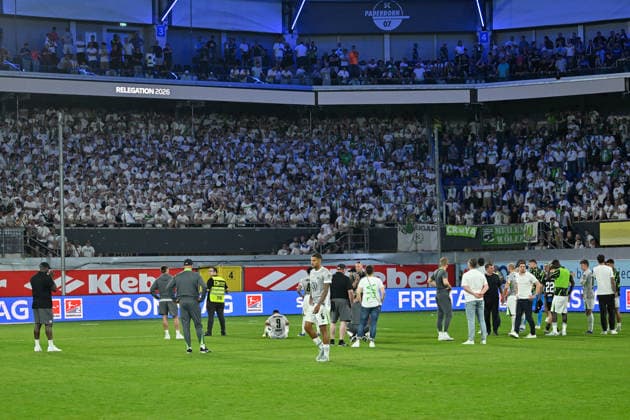 Paderborn, Home Deluxe Arena, 25 05 26, GER, Herren, Relegation, Saison 2025 2026, SC Paderborn 07 VfL Wolfsburg Bild Trainer Dieter HECKING Wolfsburg und sein Team unzufrieden, enttaeuscht, niedergeschlagen, frustriert, traurig vor Fankurve, Fans, Fanblock DFL regulations prohibit any use of photographs as image sequences and or quasi video NRW Deutschland