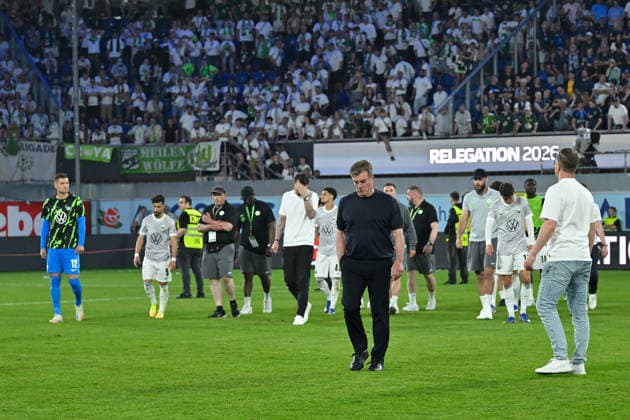Paderborn, Home Deluxe Arena, 25 05 26, GER, Herren, Relegation, Saison 2025 2026, SC Paderborn 07 VfL Wolfsburg Bild Trainer Dieter HECKING Wolfsburg und sein Team unzufrieden, enttaeuscht, niedergeschlagen, frustriert, traurig vor Fankurve, Fans, Fanblock DFL regulations prohibit any use of photographs as image sequences and or quasi video NRW Deutschland