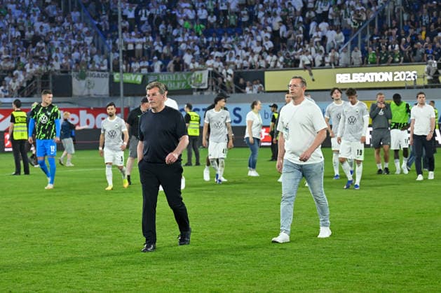 Paderborn, Home Deluxe Arena, 25 05 26, GER, Herren, Relegation, Saison 2025 2026, SC Paderborn 07 VfL Wolfsburg Bild Trainer Dieter HECKING Wolfsburg und sein Team unzufrieden, enttaeuscht, niedergeschlagen, frustriert, traurig vor Fankurve, Fans, Fanblock DFL regulations prohibit any use of photographs as image sequences and or quasi video NRW Deutschland