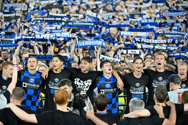Paderborn, Home Deluxe Arena, 25 05 26, GER, Herren, Relegation, Saison 2025 2026, SC Paderborn 07 VfL Wolfsburg Bild Schlussjubel, Emotion, Freude bei den Spielern des SC Paderborn nach dem Aufstieg DFL regulations prohibit any use of photographs as image sequences and or quasi video NRW Deutschland