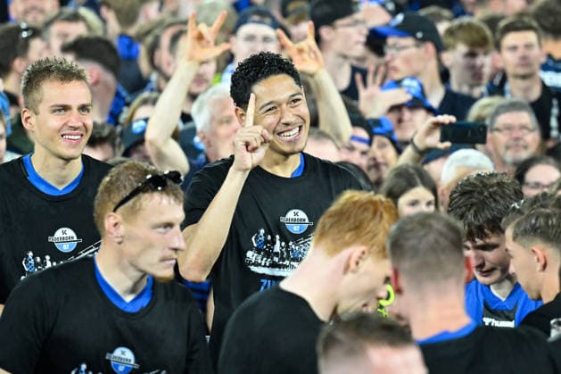 Paderborn, Home Deluxe Arena, 25 05 26, GER, Herren, Relegation, Saison 2025 2026, SC Paderborn 07 VfL Wolfsburg Bild Schlussjubel, Emotion, Freude bei den Spielern des SC Paderborn nach dem Aufstieg Hier Santiago CASTANEDA Paderborn DFL regulations prohibit any use of photographs as image sequences and or quasi video NRW Deutschland