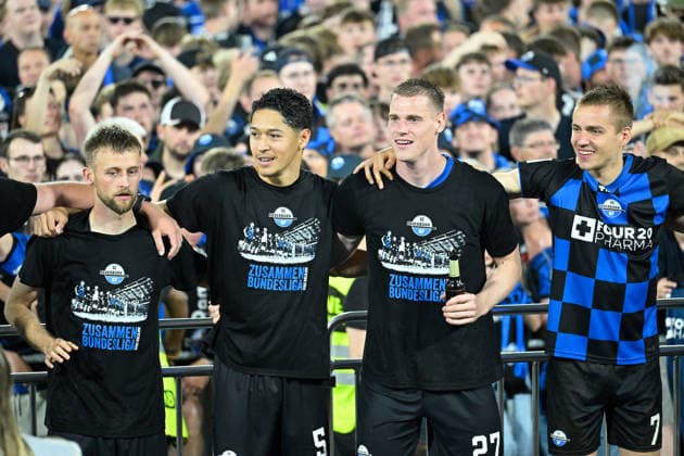 Paderborn, Home Deluxe Arena, 25 05 26, GER, Herren, Relegation, Saison 2025 2026, SC Paderborn 07 VfL Wolfsburg Bild Schlussjubel, Emotion, Freude bei den Spielern des SC Paderborn nach dem Aufstieg v li Sebastian KLAAS Paderborn , Santiago CASTANEDA Paderborn , Steffen TIGGES Paderborn und Filip BILBIJA Paderborn DFL regulations prohibit any use of photographs as image sequences and quasi video NRW Deutschland