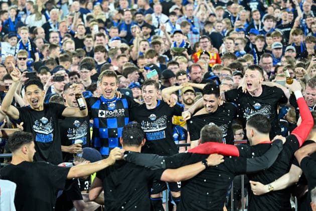 Paderborn, Home Deluxe Arena, 25 05 26, GER, Herren, Relegation, Saison 2025 2026, SC Paderborn 07 VfL Wolfsburg Bild Schlussjubel, Emotion, Freude bei den Spielern des SC Paderborn nach dem Aufstieg DFL regulations prohibit any use of photographs as image sequences and or quasi video NRW Deutschland