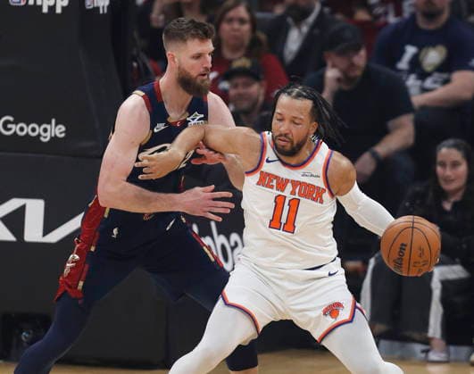 NBA, Basketball Herren, USA East Conference Finals Game 4 - New York Knicks at Cleveland Cavaliers Cleveland Cavaliers forward center Dean Wade (L) defends New York Knicks guard Jalen Brunson (R) during Game 4 of the NBA East Conference Finals between the Cleveland Cavaliers and the New York Knicks in Cleveland City, USA, 25 May 2026. CLEVELAND United States  Copyright: xDAVIDxMAXWELLx