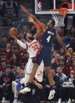 NBA, Basketball Herren, USA East Conference Finals Game 4 - New York Knicks at Cleveland Cavaliers New York Knicks center forward Karl-Anthony Towns (L) goes to the basket against Cleveland Cavaliers center Evan Mobley (R) during Game 4 of the NBA East Conference Finals between the Cleveland Cavaliers and the New York Knicks in Cleveland City, USA, 25 May 2026. CLEVELAND United States  Copyright: xDAVIDxMAXWELLx