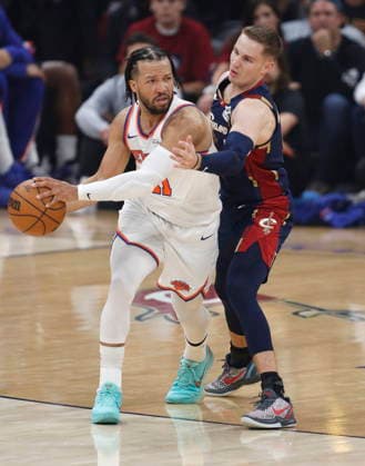 NBA, Basketball Herren, USA East Conference Finals Game 4 - New York Knicks at Cleveland Cavaliers Cleveland Cavaliers guard Sam Merrill (R) defends New York Knicks guard Jalen Brunson (L) during Game 4 of the NBA East Conference Finals between the Cleveland Cavaliers and the New York Knicks in Cleveland City, USA, 25 May 2026. CLEVELAND United States  Copyright: xDAVIDxMAXWELLx