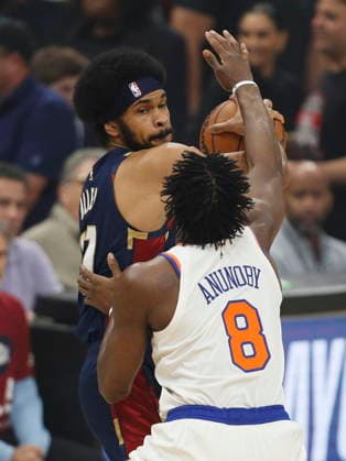 NBA, Basketball Herren, USA East Conference Finals Game 4 - New York Knicks at Cleveland Cavaliers New York Knicks forward guard OG Anunoby of the United Kingdom (R) defends Cleveland Cavaliers center Jarrett Allen (L) during Game 4 of the NBA East Conference Finals between the Cleveland Cavaliers and the New York Knicks in Cleveland City, USA, 25 May 2026. CLEVELAND United States  Copyright: xDAVIDxMAXWELLx