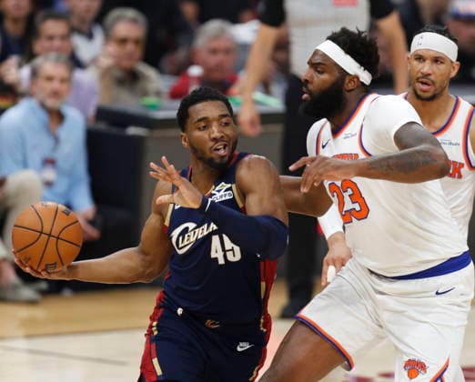 NBA, Basketball Herren, USA East Conference Finals Game 4 - New York Knicks at Cleveland Cavaliers Cleveland Cavaliers guard Donovan Mitchell (L) works against New York Knicks center forward Mitchell Robinson (R) during Game 4 of the NBA East Conference Finals between the Cleveland Cavaliers and the New York Knicks in Cleveland City, USA, 25 May 2026. CLEVELAND United States  Copyright: xDAVIDxMAXWELLx