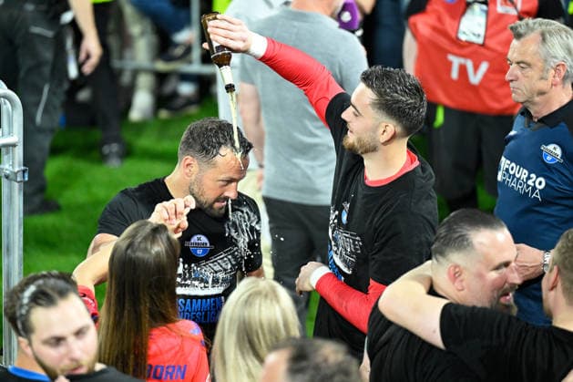 Paderborn, Home Deluxe Arena, 26 05 26, GER, Herren, Relegation, Saison 2025 2026, SC Paderborn 07 VfL Wolfsburg Bild Schlussjubel, Emotion, Freude bei v li Trainer Ralf KETTEMANN Paderborn und Torwart Dennis SEIMEN Paderborn mit Bierdusche DFL regulations prohibit any use of photographs as image sequences and or quasi video NRW Deutschland