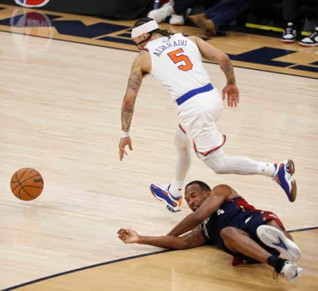 NBA, Basketball Herren, USA East Conference Finals Game 4 - New York Knicks at Cleveland Cavaliers New York Knicks guard Jose Alvarado (back) steals the ball from Cleveland Cavaliers center Evan Mobley (front) during Game 4 of the NBA East Conference Finals between the Cleveland Cavaliers and the New York Knicks in Cleveland, Ohio, USA, 25 May 2026. CLEVELAND United States  Copyright: xDAVIDxMAXWELLx