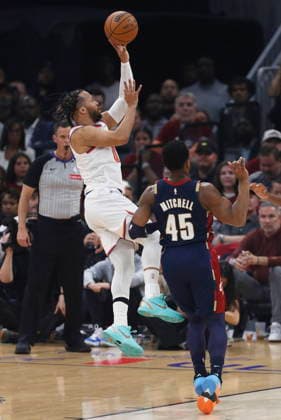 NBA, Basketball Herren, USA East Conference Finals Game 4 - New York Knicks at Cleveland Cavaliers New York Knicks guard Jalen Brunson (L) puts a shot up as Cleveland Cavaliers guard Donovan Mitchell (R) looks on during Game 4 of the NBA East Conference Finals between the Cleveland Cavaliers and the New York Knicks in Cleveland, Ohio, USA, 25 May 2026. CLEVELAND United States  Copyright: xDAVIDxMAXWELLx