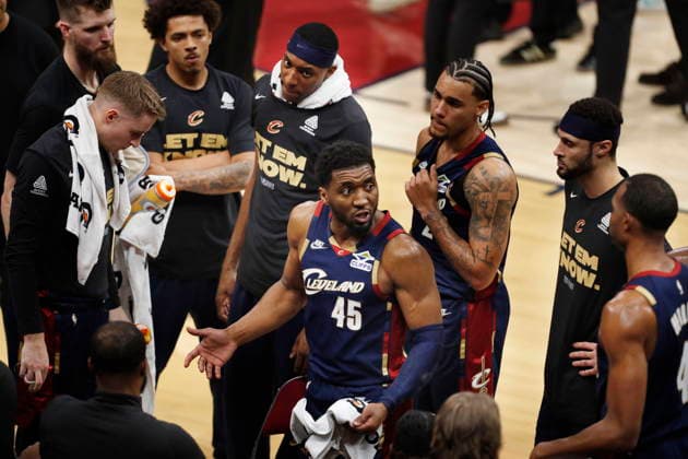 NBA, Basketball Herren, USA East Conference Finals Game 4 - New York Knicks at Cleveland Cavaliers Cleveland Cavaliers guard Donovan Mitchell (C) addresses teammates during a timeout in Game 4 of the NBA East Conference Finals between the Cleveland Cavaliers and the New York Knicks in Cleveland, Ohio, USA, 25 May 2026. CLEVELAND United States  Copyright: xDAVIDxMAXWELLx