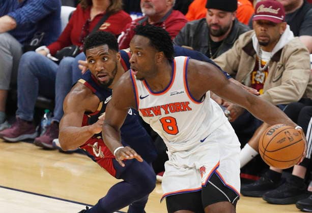NBA, Basketball Herren, USA East Conference Finals Game 4 - New York Knicks at Cleveland Cavaliers New York Knicks forward guard OG Anunoby (R) of the United Kingdom works against Cleveland Cavaliers guard Donovan Mitchell (L) during Game 4 of the NBA East Conference Finals between the Cleveland Cavaliers and the New York Knicks in Cleveland, Ohio, USA, 25 May 2026. CLEVELAND United States  Copyright: xDAVIDxMAXWELLx