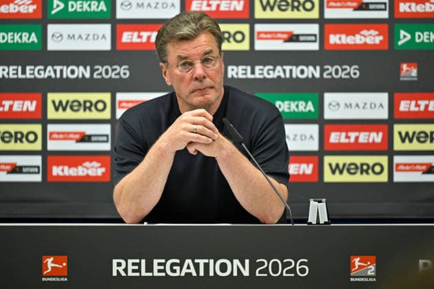 Paderborn, Home Deluxe Arena, 26.05.26, GER, Herren, Relegation, Saison 2025-2026, SC Paderborn 07 - VfL Wolfsburg Bild: Trainer Dieter HECKING (Wolfsburg) DFL regulations prohibit any use of photographs as image sequences and or quasi-video. NRW Deutschland *** Paderborn, Home Deluxe Arena, 26 05 26, GER, Herren, Relegation, Saison 2025 2026, SC Paderborn 07 VfL Wolfsburg Bild Trainer Dieter HECKING Wolfsburg DFL regulations prohibit any use of photographs as image sequences and or quasi video NRW Germany