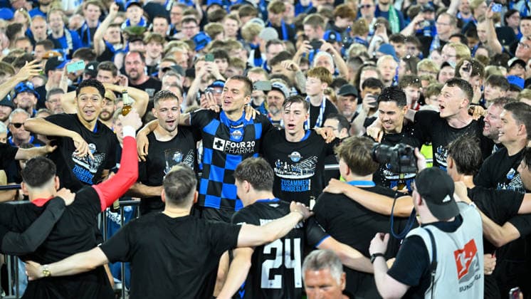 Paderborn, Home Deluxe Arena, 25 05 26, GER, Herren, Relegation, Saison 2025 2026, SC Paderborn 07 VfL Wolfsburg Bild Schlussjubel, Emotion, Freude bei den Spielern des SC Paderborn nach dem Aufstieg DFL regulations prohibit any use of photographs as image sequences and or quasi video NRW Deutschland