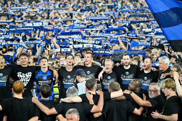 Paderborn, Home Deluxe Arena, 25 05 26, GER, Herren, Relegation, Saison 2025 2026, SC Paderborn 07 VfL Wolfsburg Bild Schlussjubel, Emotion, Freude bei den Spielern des SC Paderborn nach dem Aufstieg DFL regulations prohibit any use of photographs as image sequences and or quasi video NRW Deutschland