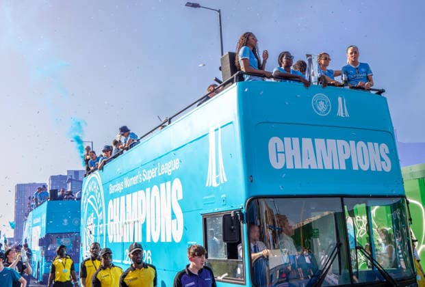 Manchester City Victory Parade in Manchester, UK - 25 May 2026 Manchester City Women s team bus. Manchester City stars Erling Haaland and John Stones soak up the joyous atmosphere during the open-top bus parade, celebrating the club s trophy-winning season with refreshing drinks and tossing autographed shirts to thousands of ecstatic fans lining the streets of Manchester. The club celebrated a historic domestic cup double, along with the Women s Super League championship victory. Manchester United, ManU Kingdom Copyright: xGaryxRobertsx xSOPAxImagesx GROBERTS-10