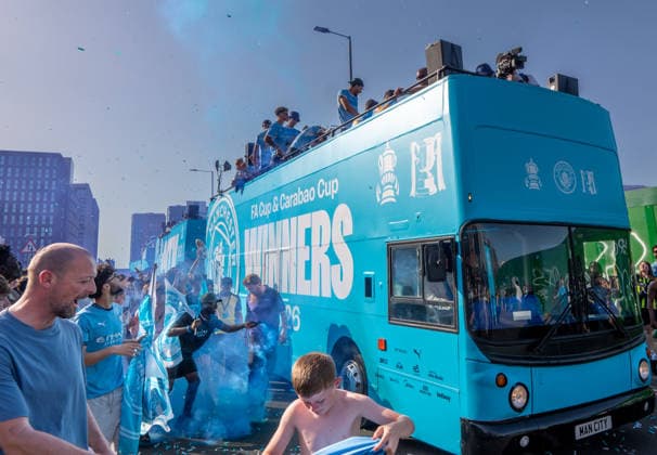 Manchester City Victory Parade in Manchester, UK - 25 May 2026 Fans celebrate as they catch autographed shirts. Manchester City stars Erling Haaland and John Stones soak up the joyous atmosphere during the open-top bus parade, celebrating the club s trophy-winning season with refreshing drinks and tossing autographed shirts to thousands of ecstatic fans lining the streets of Manchester. The club celebrated a historic domestic cup double, along with the Women s Super League championship victory. Manchester United, ManU Kingdom Copyright: xGaryxRobertsx xSOPAxImagesx GROBERTS-11
