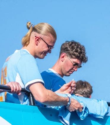 Manchester City Victory Parade in Manchester, UK - 25 May 2026 (L-R) Erling Haaland and John Stones celebrating and give thumbs up. Manchester City stars Erling Haaland and John Stones soak up the joyous atmosphere during the open-top bus parade, celebrating the club s trophy-winning season with refreshing drinks and tossing autographed shirts to thousands of ecstatic fans lining the streets of Manchester. The club celebrated a historic domestic cup double, along with the Women s Super League championship victory. Manchester United, ManU Kingdom Copyright: xGaryxRobertsx xSOPAxImagesx GROBERTS-5