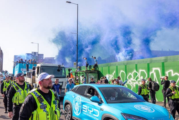 Manchester City Victory Parade in Manchester, UK - 25 May 2026 Police guide victory parade as smoke bombs go off. Manchester City stars Erling Haaland and John Stones soak up the joyous atmosphere during the open-top bus parade, celebrating the club s trophy-winning season with refreshing drinks and tossing autographed shirts to thousands of ecstatic fans lining the streets of Manchester. The club celebrated a historic domestic cup double, along with the Women s Super League championship victory. Manchester United, ManU Kingdom Copyright: xGaryxRobertsx xSOPAxImagesx GROBERTS-8