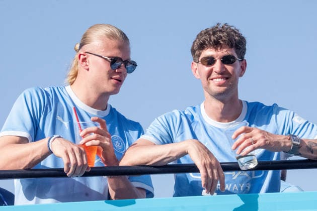 Manchester City Victory Parade in Manchester, UK - 25 May 2026 (L-R) Erling Haaland and John Stones celebrating and give thumbs up. Manchester City stars Erling Haaland and John Stones soak up the joyous atmosphere during the open-top bus parade, celebrating the club s trophy-winning season with refreshing drinks and tossing autographed shirts to thousands of ecstatic fans lining the streets of Manchester. The club celebrated a historic domestic cup double, along with the Women s Super League championship victory. Manchester United, ManU Kingdom Copyright: xGaryxRobertsx xSOPAxImagesx GROBERTS-6