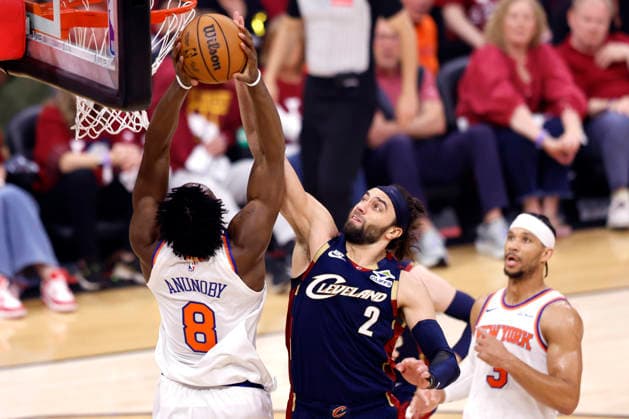 New York Knicks OG Anunoby (8) dunks over Cleveland Cavaliers Max Strus (8) in the first quarter of the Eastern Conference Final game 4 in Cleveland, Ohio Monday May 25, 2026.  CLE20260525107 AARONxJOSEFCZYK