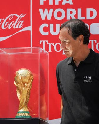 Coca-Cola FIFA World Cup, WM, Weltmeisterschaft, Fussball 26 - Trophy Tour Alessandro Nesta looking the FIFA World Cup Trophy during the Coca-Cola FIFA WORLD CUP 26 - Trophy Tour at Nathan Philips Square on May 25, 2026 in Toronto, Canada. (Photo by Leonardo Ramirez Eyepix Group) Copyright: xLeonardoxRamirezx xEyepixxGroupx 05252026-07522