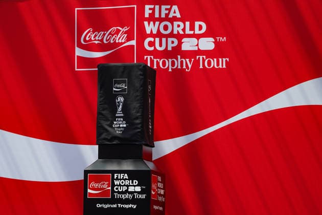 Coca-Cola FIFA World Cup, WM, Weltmeisterschaft, Fussball 26 - Trophy Tour World Cup Trophy covered with a black branded FIFA layer during the Coca-Cola FIFA WORLD CUP 26 - Trophy Tour at Nathan Philips Square on May 25, 2026 in Toronto, Canada. (Photo by Leonardo Ramirez Eyepix Group) Copyright: xLeonardoxRamirezx xEyepixxGroupx 05252026-07372