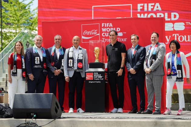 Coca-Cola FIFA World Cup, WM, Weltmeisterschaft, Fussball 26 - Trophy Tour Coca-Cola executives and city politicians, such as Mayor Olivia Chow, accompanied former footballer and world champion Alessandro Nesta at the presentation of the FIFA trophy.during the Coca-Cola FIFA WORLD CUP 26 - Trophy Tour at Nathan Philips Square on May 25, 2026 in Toronto, Canada. (Photo by Leonardo Ramirez Eyepix Group) Copyright: xLeonardoxRamirezx xEyepixxGroupx 05252026-07525