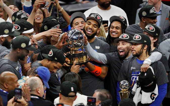 NBA, Basketball Herren, USA East Conference Finals Game 4 - New York Knicks at Cleveland Cavaliers New York Knicks players celebrate with the NBA Eastern Conference championship trophy after winning Game 4 of the NBA East Conference Finals between the Cleveland Cavaliers and the New York Knicks in Cleveland, Ohio, USA, 25 May 2026. CLEVELAND United States  Copyright: xDAVIDxMAXWELLx