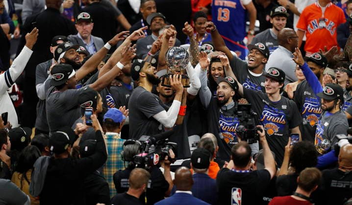 NBA, Basketball Herren, USA East Conference Finals Game 4 - New York Knicks at Cleveland Cavaliers New York Knicks players celebrate with the NBA Eastern Conference championship trophy after winning Game 4 of the NBA East Conference Finals between the Cleveland Cavaliers and the New York Knicks in Cleveland, Ohio, USA, 25 May 2026. CLEVELAND United States  Copyright: xDAVIDxMAXWELLx