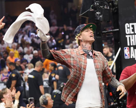 Cleveland native Machine Gun Kelly pumps up the crowd during the third quarter of the New York Knicks game against the Cleveland Cavaliers in the Eastern Conference Final game 4 to win the series 4-0 in Cleveland, Ohio Monday May 25, 2026. The Knicks clinched the series with a 130-93 win to advance to the NBA, Basketball Herren, USA Finals.  CLE20260525122 AARONxJOSEFCZYK