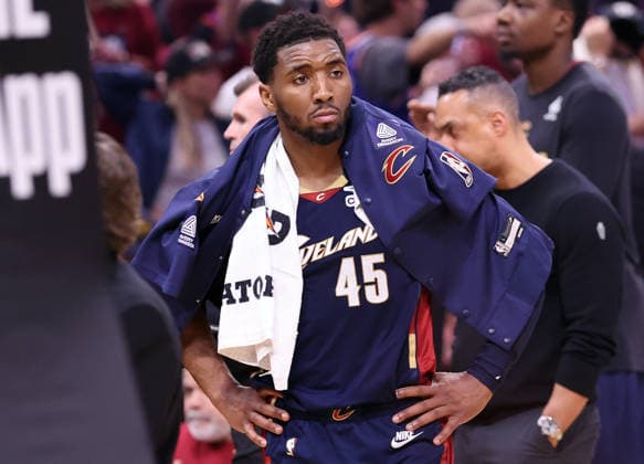 Cleveland Cavaliers Donovan Mitchell (45) stands alone during a time out in the fourth quarter of the Eastern Conference Final game 4 against the New York Knicks in Cleveland, Ohio Monday May 25, 2026. The Knicks defeated the Cavaliers 130-93 to advance to the NBA, Basketball Herren, USA Finals.  CLE20260525124 AARONxJOSEFCZYK