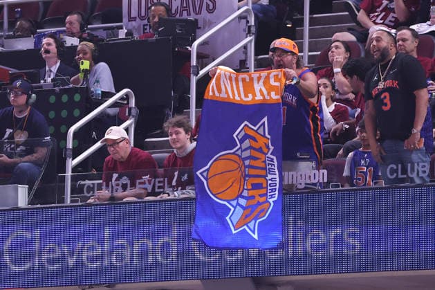 New York Knicks hang a flag in the third quarter of the Eastern Conference Final game 4 against the Cleveland Cavaliers in Cleveland, Ohio Monday May 25, 2026. The Knicks defeated the Cavaliers 130-93 to advance to the NBA, Basketball Herren, USA Finals.  CLE20260525125 AARONxJOSEFCZYK
